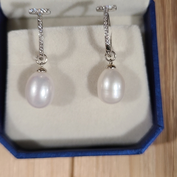 🤍🩶NEW🤍🩶BEAUTIFUL!! T Huggies with CZ'S and Freshwater Pearl Earrings - Picture 8 of 14